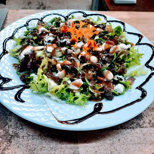 Ensalada de la casa con reducción de balsámico