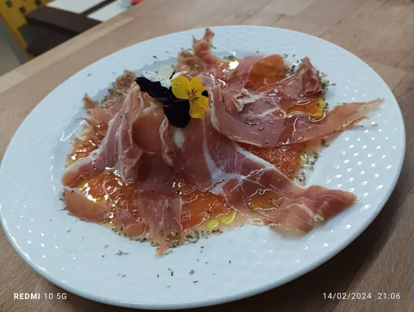 Carpaccio con jamón y flores
